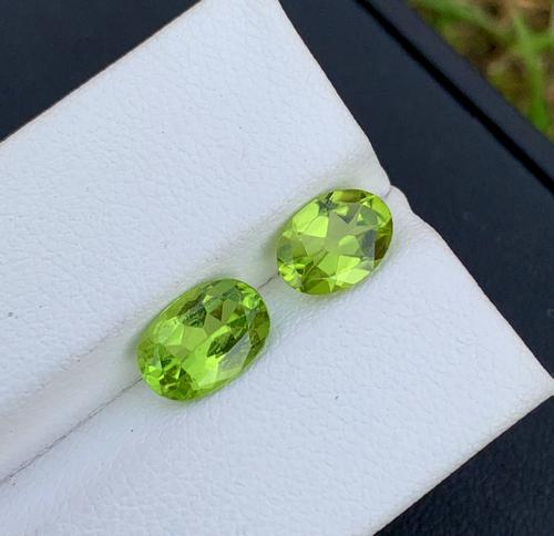 2.75 Carat Gorgeous Natural Peridot Gemstone: Title: 2.75 Carat Gorgeous Natural Peridot Gemstone Origin: Pakistan Weight: 2.75 Carat Size/Dimensions: xxx mm Reserve: $30.00 Shipping: Domestic: Flat-rate of $12.00 to anywhere within the contiguou