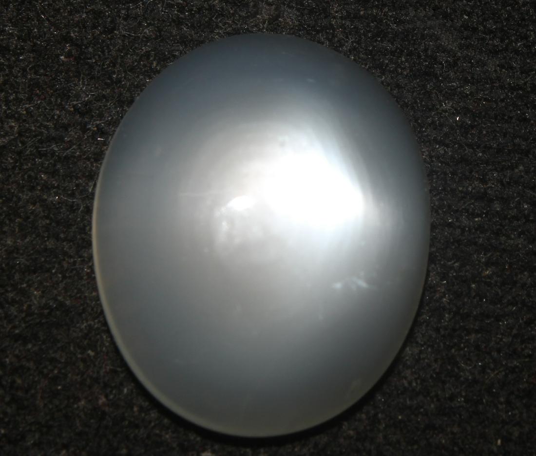 12.75 Cts Natrual Moonstone: No Reserve! Title: 12.75 Cts Natrual Moonstone Additional Information: Gemstone : Natrual Moonstone Shape : Oval Cabochon Weight : 12.75 CaratsMeasurements : 18.7x15.4x6 mmColor : WhiteTransparency :