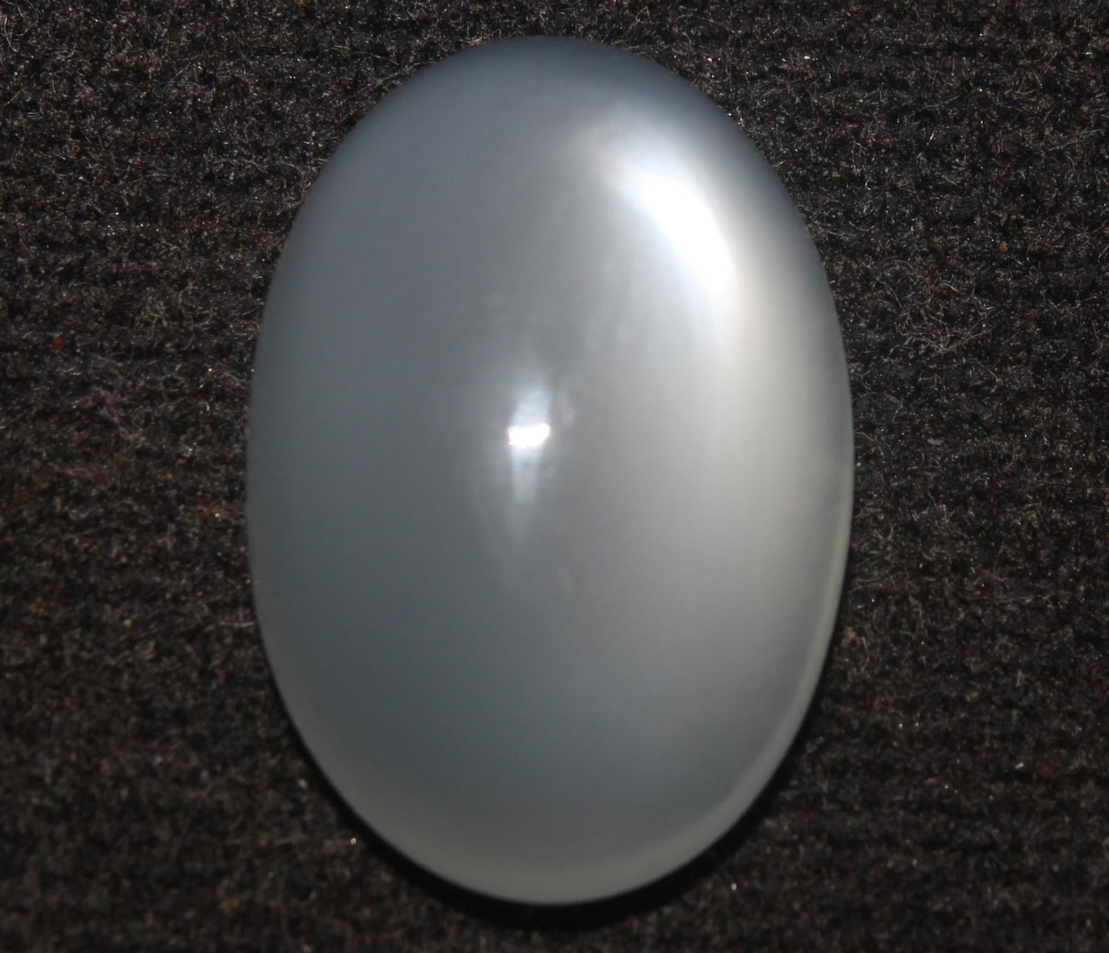 12.55 Cts Natrual Moonstone: No Reserve! Title: 12.55 Cts Natrual Moonstone Additional Information: Gemstone : Natrual Moonstone Shape : Oval Cabochon Weight : 12.55 CaratsMeasurements : 19.1x13.2 mmColor : WhiteTransparency : Tr