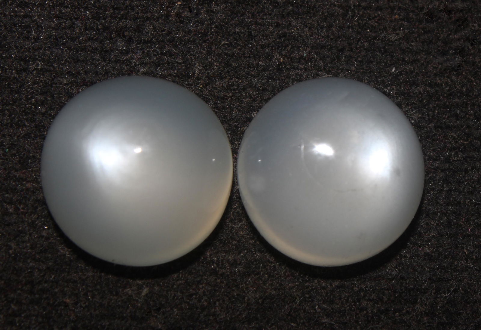 18.72 Cts Natrual Moonstone Lot: No Reserve! Title: 18.72 Cts Natrual Moonstone Lot Additional Information: Gemstone : Natrual Moonstone Shape : Round Cabochon Weight : 18.72 CaratsMeasurements : 13-13 mmNumber of Stone : 2Color : Wh