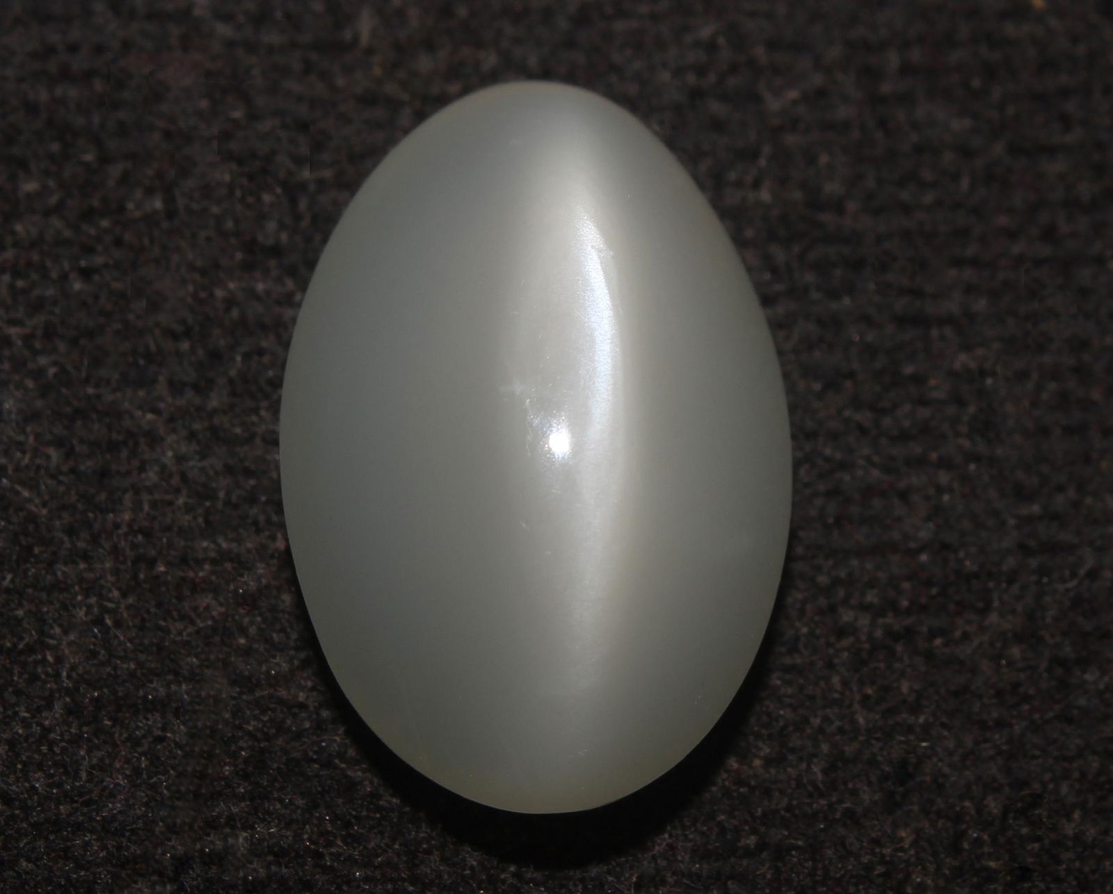 15.41 Cts Natrual Moonstone Cat's Eye: No Reserve! Title: 15.41 Cts Natrual Moonstone Cat's Eye Additional Information: Gemstone : Natrual Moonstone Cat's EyeShape : Oval Cabochon Weight : 15.41 CaratsMeasurements : 19.1x13x8.9 mmColor : W