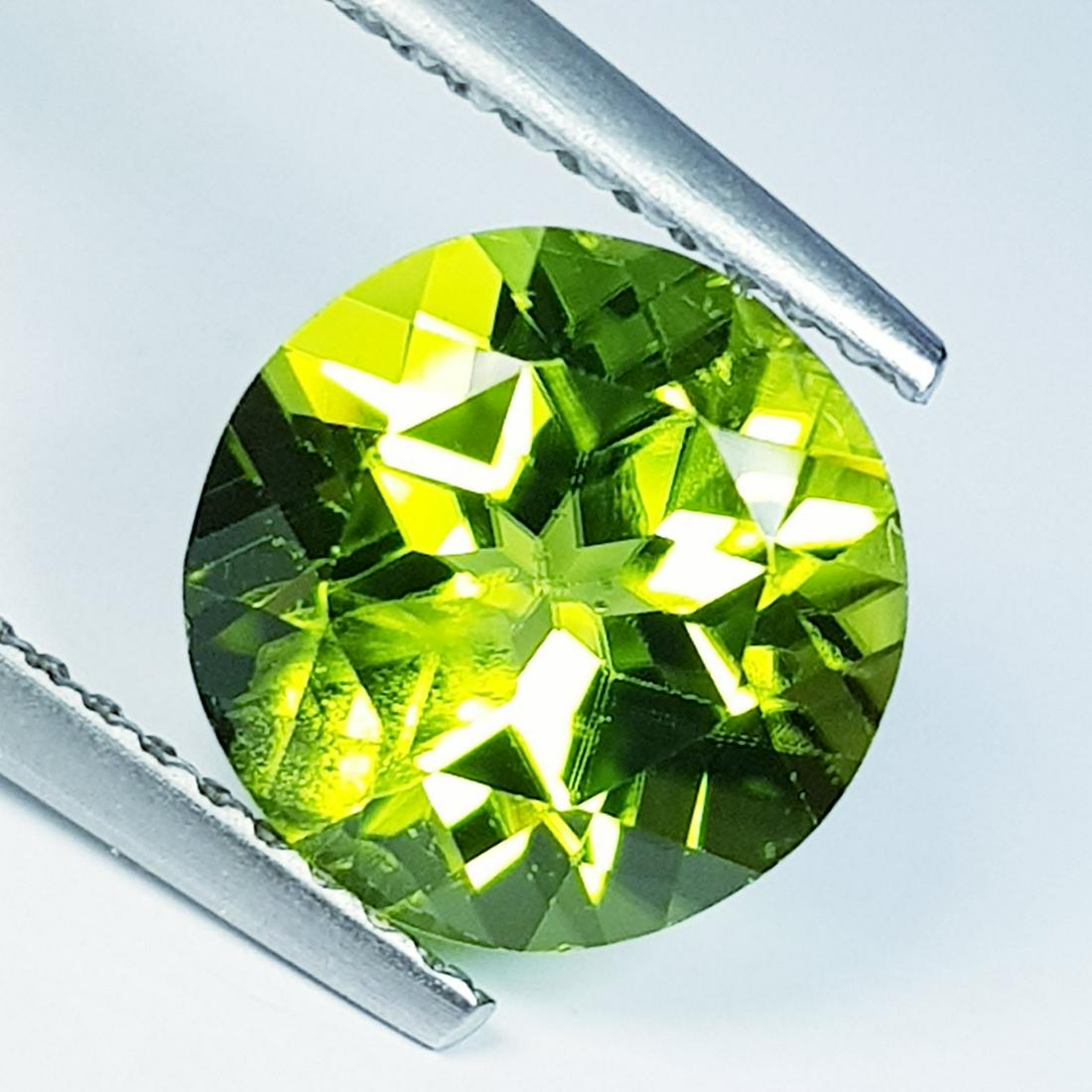 Natural Peridot Round Cut 2.94 ct: No Reserve! Title: Natural Peridot Round Cut 2.94 ct Color/Clarity: VVS Gemstones: Loosegemstone Carat Weights: 2.94 Size/Dimensions: 9.00 x 9.00 x 5.60 Additional Information: Round - Pakistan Shippi