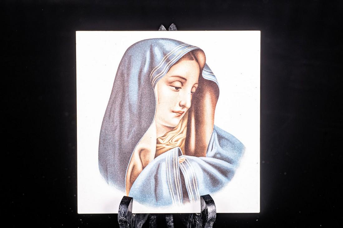 Ceramic tile depicting Virgin Mary crying.Made in: Title: Ceramic tile depicting Virgin Mary crying.Made in Germany SAAR' 'Mettlach' 'V B' (Villeroy-Boch) Dimension: 15 x 15 x 0,5 Reserve: $40.00 Shipping: Domestic: Flat-rate of $29.00 to anywhere wit