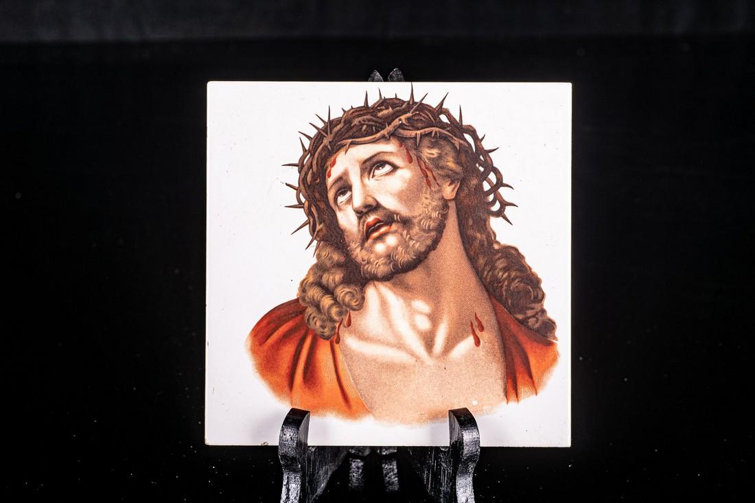 Ceramic tile depicting Christ suffering.Made in Germany: Title: Ceramic tile depicting Christ suffering.Made in Germany SAAR' 'Mettlach' 'V B' (Villeroy-Boch) Dimension: 15 x 15 x 0,5 Reserve: $40.00 Shipping: Domestic: Flat-rate of $29.00 to anywhere withi