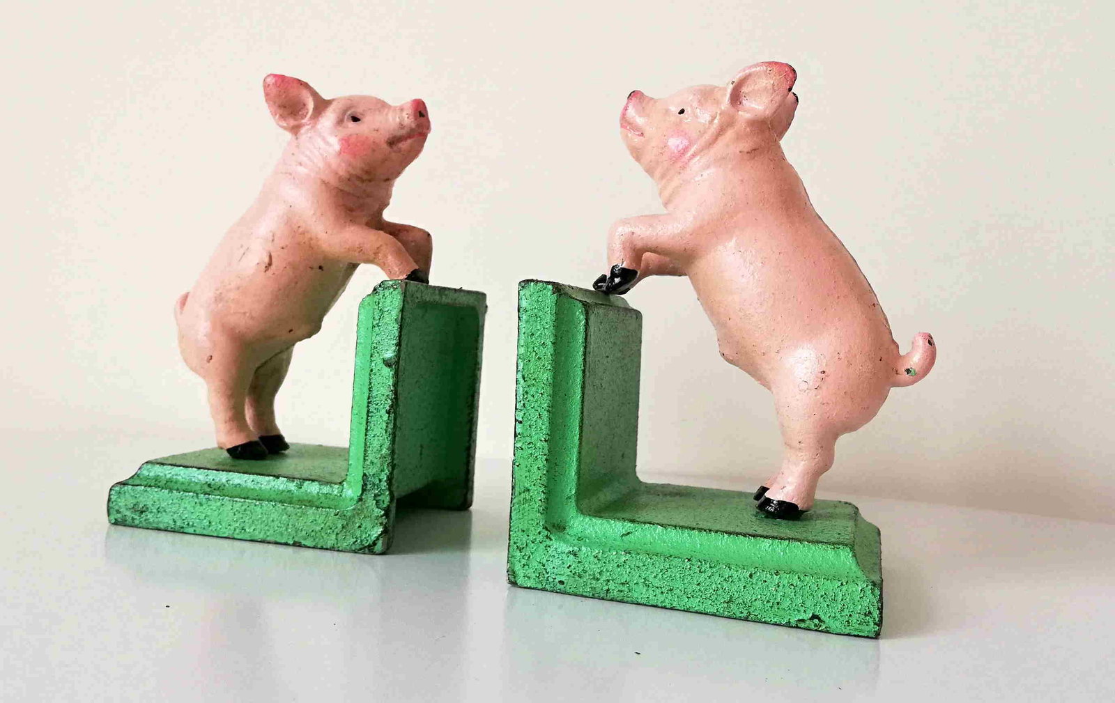 Bookends with 2 little pigglets: Title: Bookends with 2 little pigglets Maker: Unknown Origin: Belgium Date/Period: Late 20th century Materials: Cast iron Dimensions:Height: 5.2 inch; Width: 5.3 inch; Weight: +/- 2.2 kg Description: 