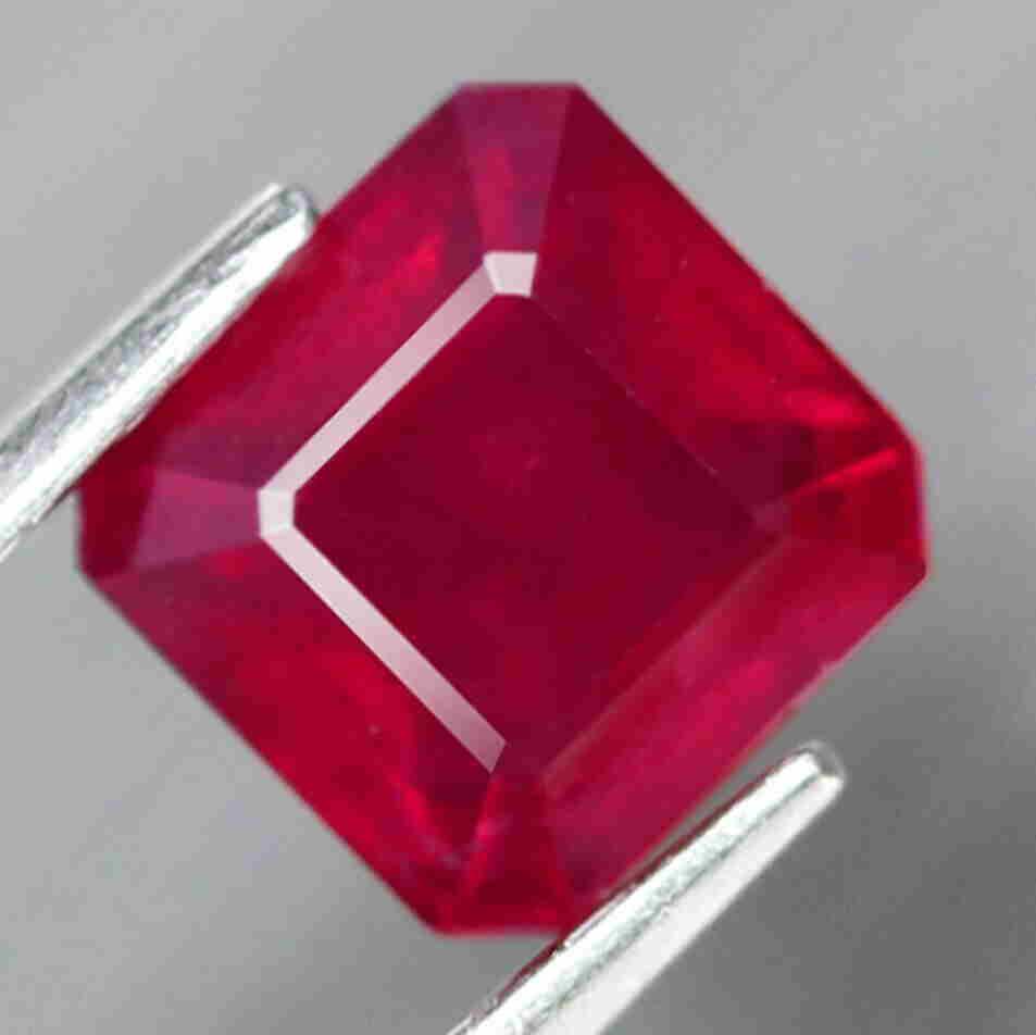 2,68 cts Natural Scissor Cut Blood Red Ruby (1 of 3)