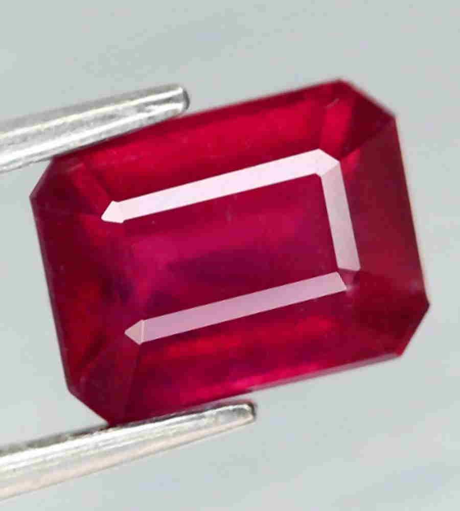 1,90 cts Natural Octagon Blood Red ruby (1 of 3)