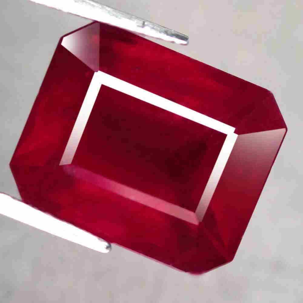 2,61 cts Natural Octagon Blood Red ruby (1 of 3)