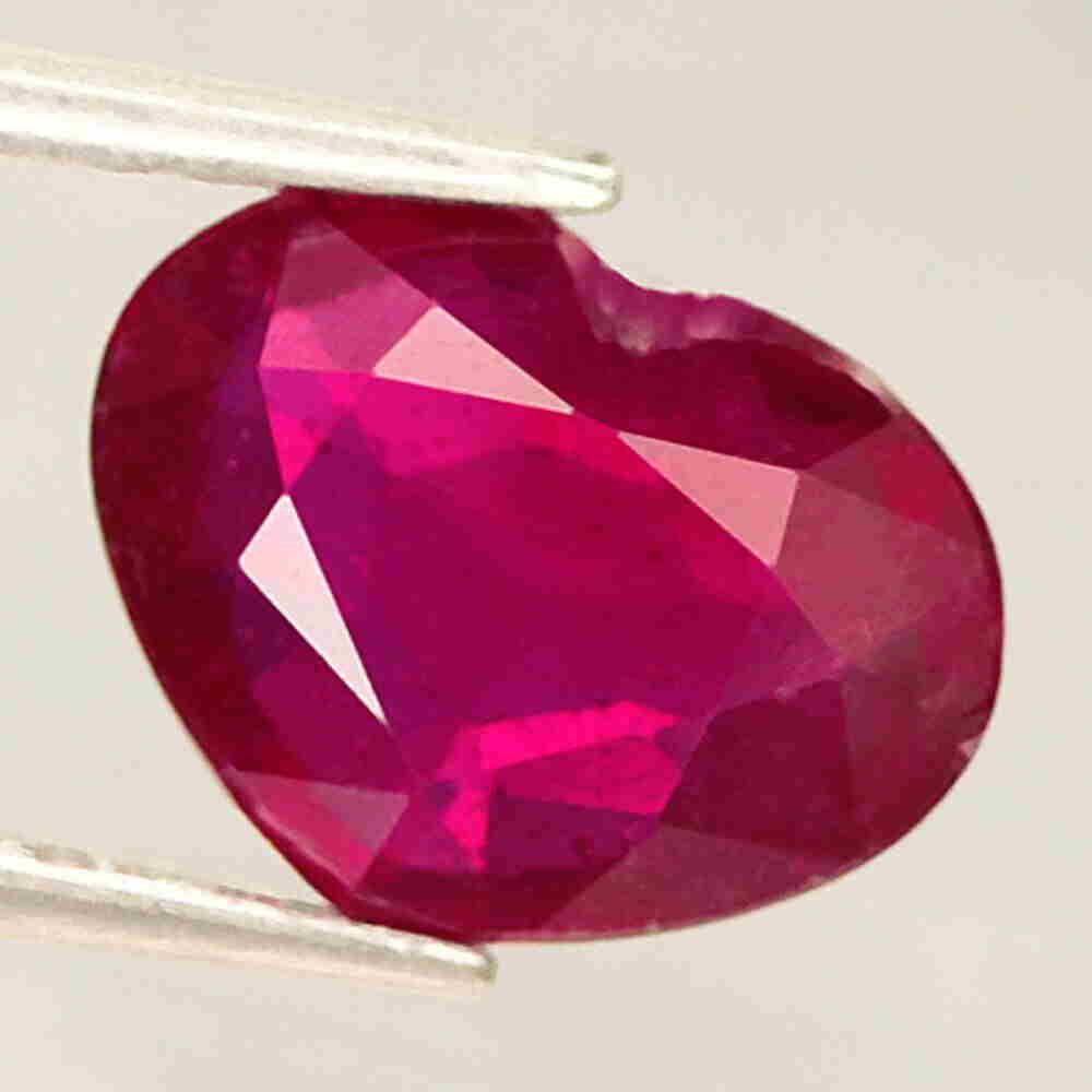 2,21 cts Natural Heart Luminous Red Ruby (1 of 3)