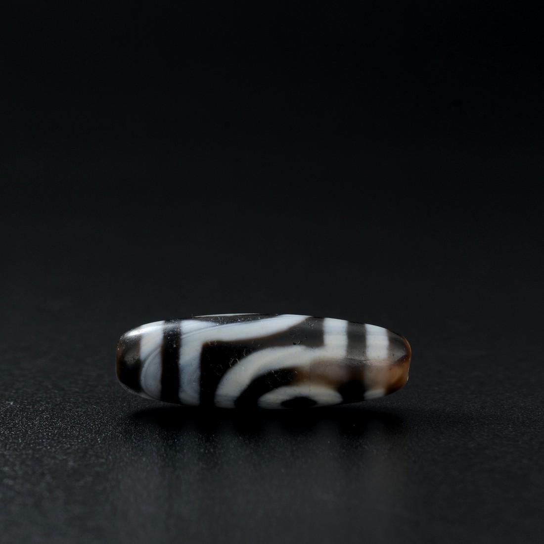 Tibet two-eye dzi-beads (1 of 8)