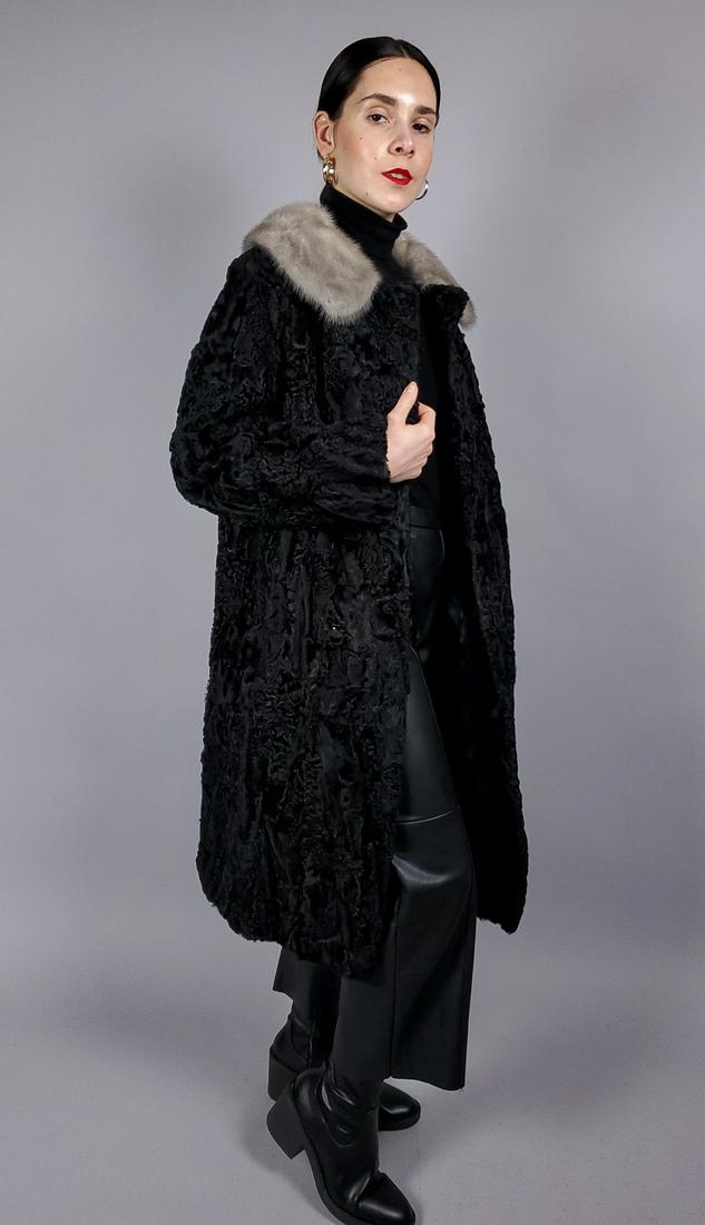 Black Broadtail Fur Platinum Mink Collar: Title: Black Broadtail Fur Platinum Mink Collar Dimension: Size L; Important details , (measurements are approximate):Length from collar:105cm,41.33in; Shoulder width:43cm,16.93in; Arms Length:60cm,23