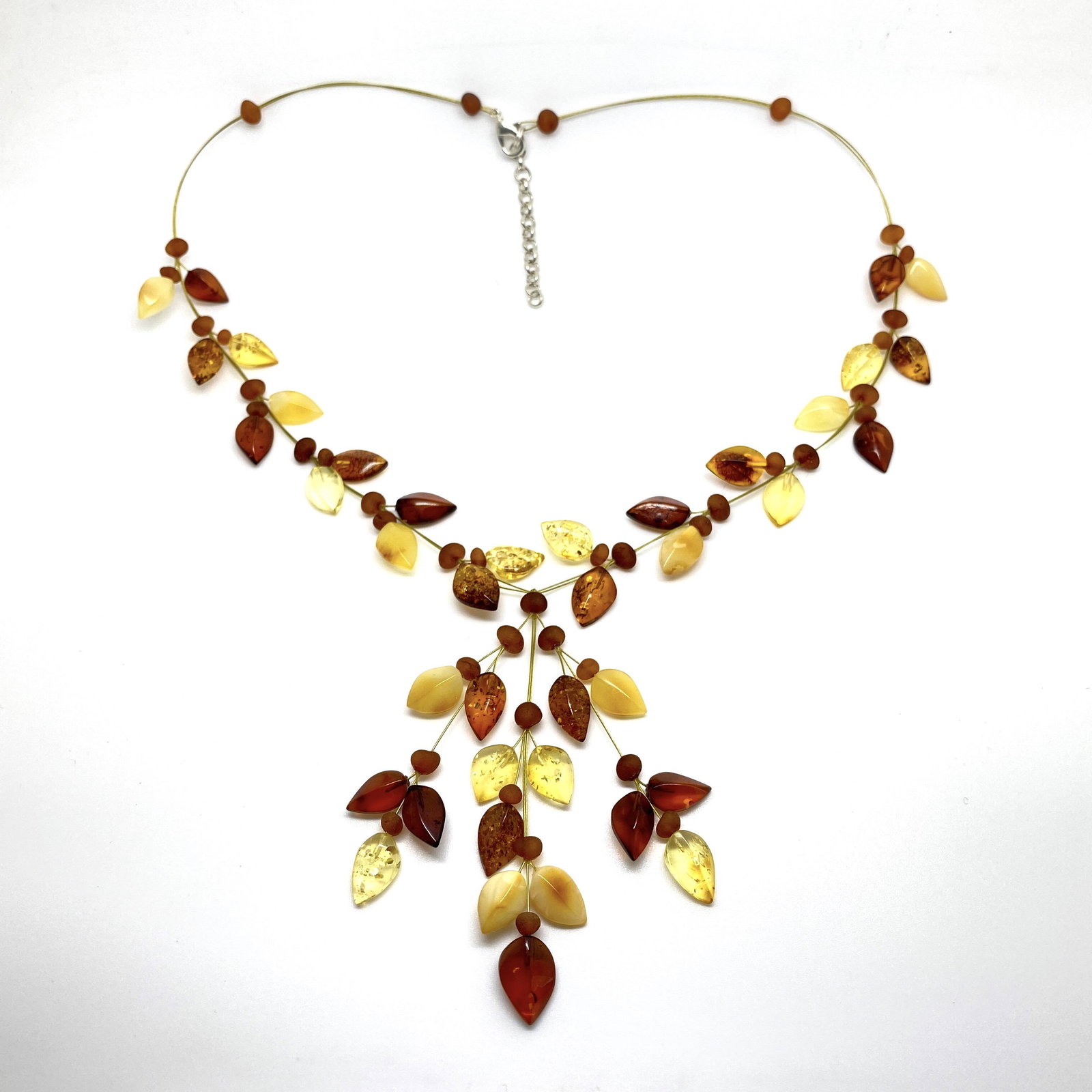 Unique and Beautiful Amber Floral Necklace made from: Title: Unique and Beautiful Amber Floral Necklace made from leaf like bead ornaments Metal: None Gemstones: Amber Weight: 14.0 g Size: Size: 78.0 x 4.3 x 420.0 mm Size: 3.071 x 0.169 x 16.535 inches M