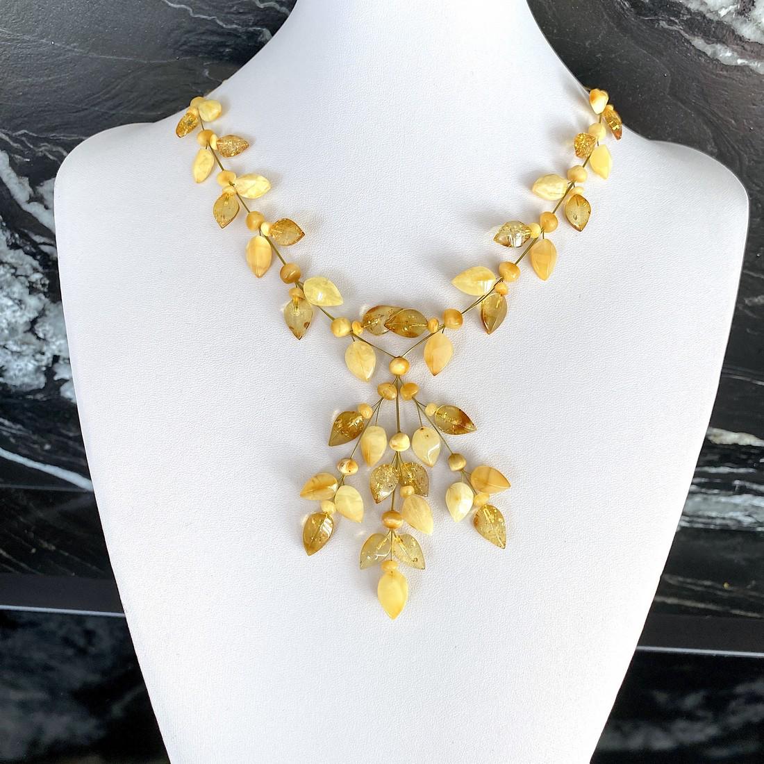 Exquisite Amber Floral Necklace made from leaf like: Title: Exquisite Amber Floral Necklace made from leaf like bead ornaments Metal: None Gemstones: Amber Weight: 14.6 g Size: Size: 80.0 x 8.0 x 480.0 mm Size: 3.15 x 0.315 x 18.898 inches Made of:(Reco