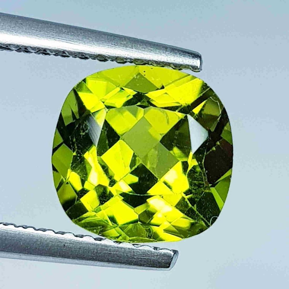 Natural Peridot Cushion Cut 2.43 ct: No Reserve! Title: Natural Peridot Cushion Cut 2.43 ct Color/Clarity: VVS Gemstones: Loosegemstone Carat Weights: 2.43 Size/Dimensions: 8.00 x 8.00 x 5.30 Additional Information: Cushion - Pakistan Sh