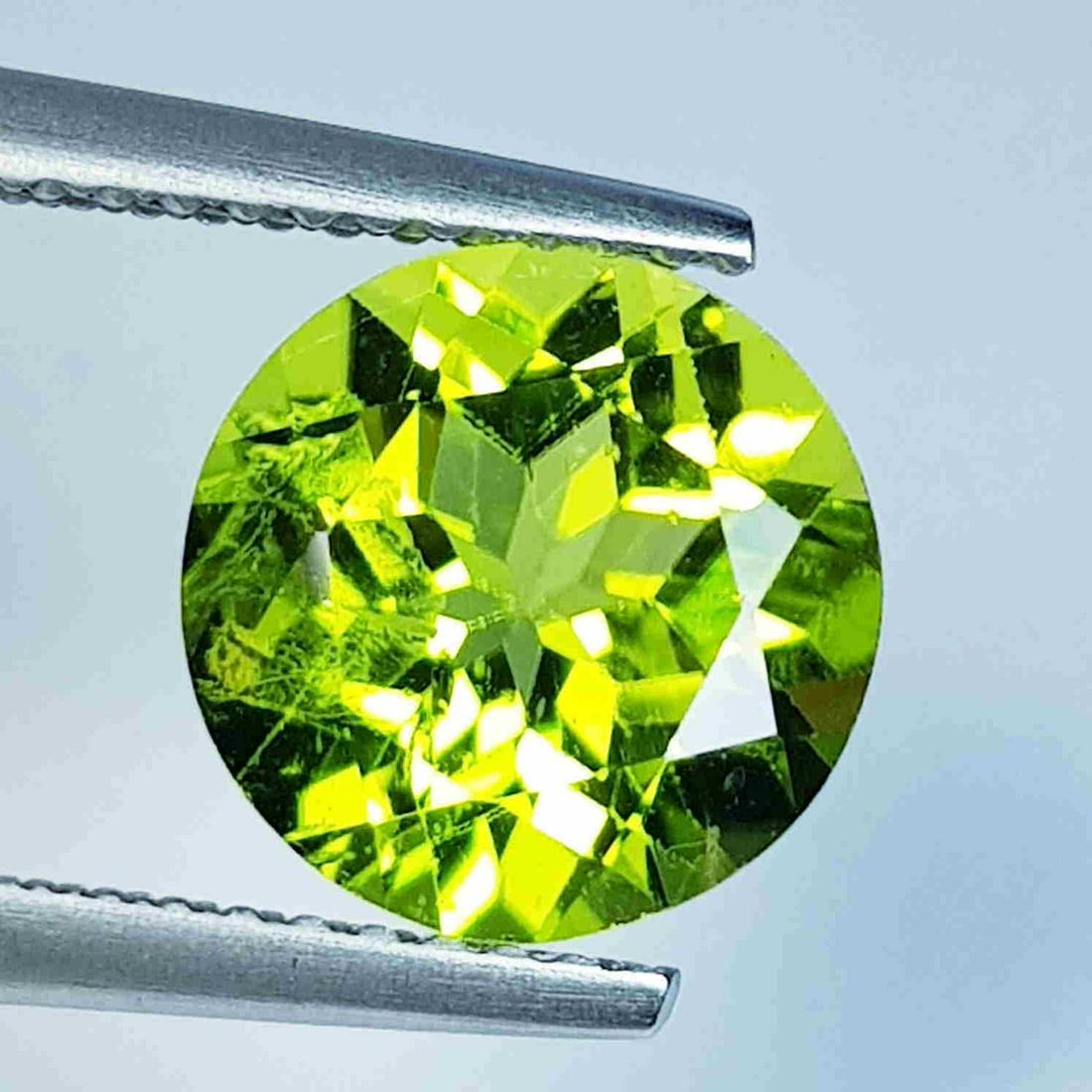 Natural Peridot Round Cut 3.13 ct (1 of 5)