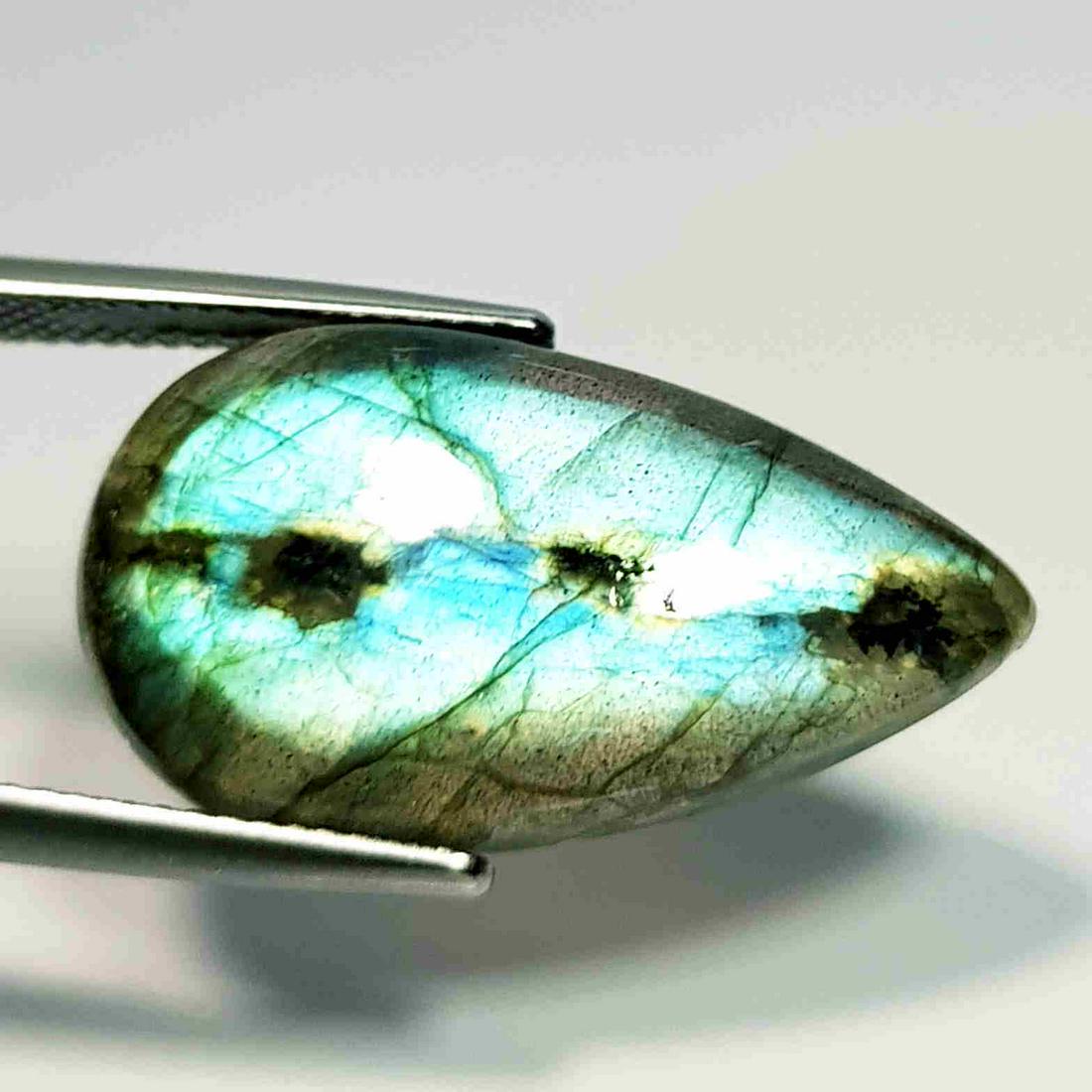 15.44 ct Natural Labradorite: No Reserve! Title: 15.44 ct Natural Labradorite Color/Clarity: Semi Transparant Gemstones: Loosegemstone Carat Weights: 15.44 Size/Dimensions: 25.55 x 14.40 x 5.45 Additional Information: Pear / Brazi