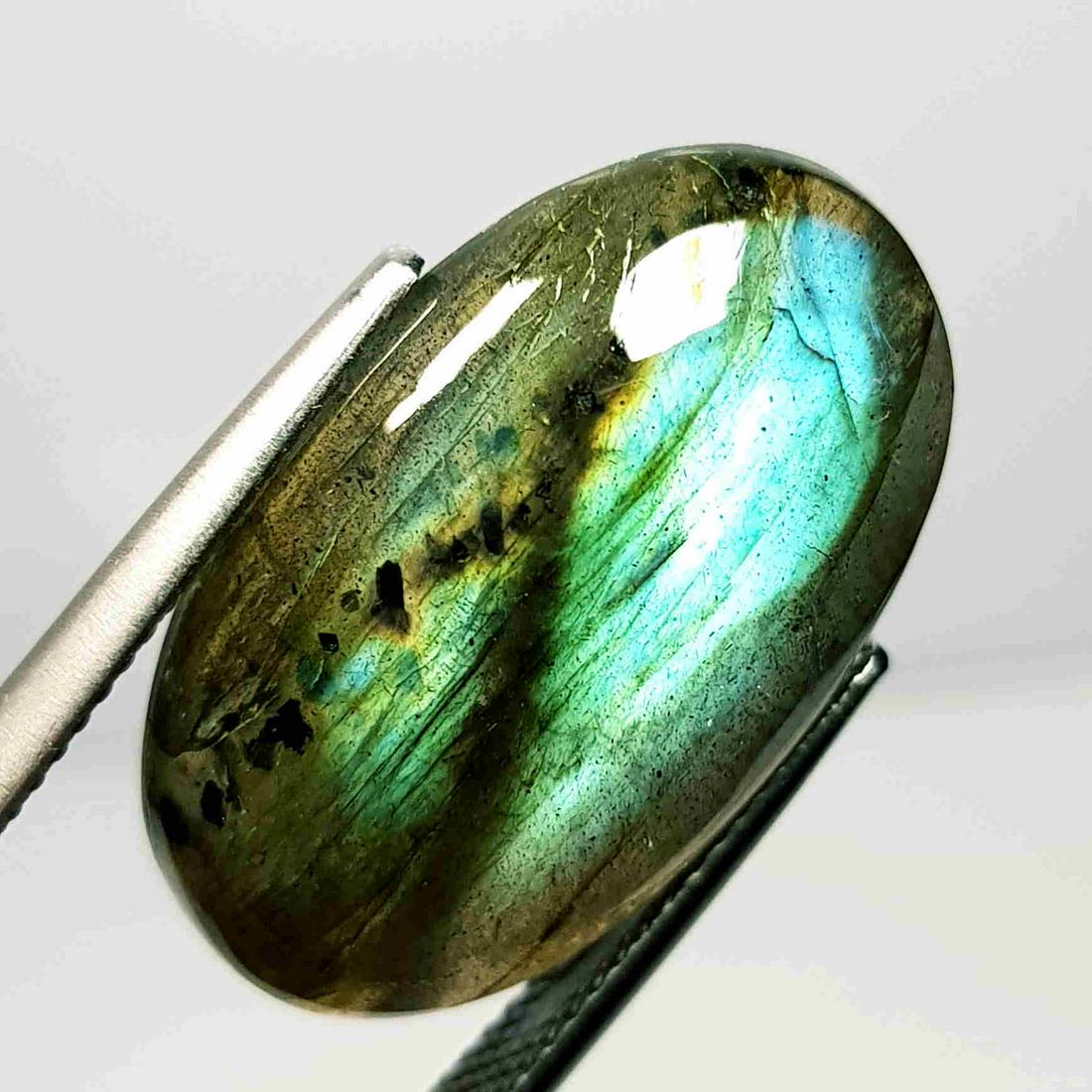 18.32 ct Natural Labradorite: No Reserve! Title: 18.32 ct Natural Labradorite Color/Clarity: Semi Transparant Gemstones: Loosegemstone Carat Weights: 18.32 Size/Dimensions: 24.70 x 15.25 x 6.10 Additional Information: Oval / Brazi
