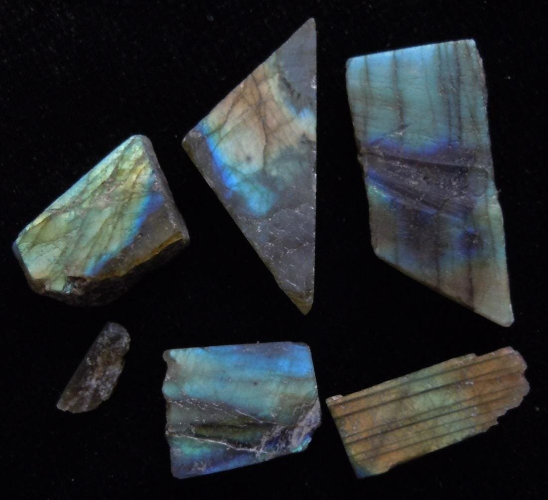 15.99 GRAM SET OF 6 IRIDESCENT LABRADORITE: Title: 15.99 GRAM SET OF 6 IRIDESCENT LABRADORITE Origin: Ampahnihy, Atsimo Andrefana, Madagascar Size: 1-3 cm / 15.99 gram set of 6 iridescent, multicolor and translucent labradorite Reserve: $4.00 S