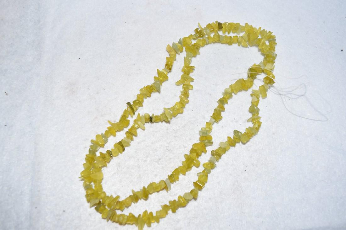 32" Strand of Peridot Chip Beads: 32" Strand of Peridot Chip Beads Reserve: $5.00 Shipping: Domestic: Flat-rate of $10.00 to anywhere within the contiguous U.S. International: Foreign shipping rates are determined by destination. Comb