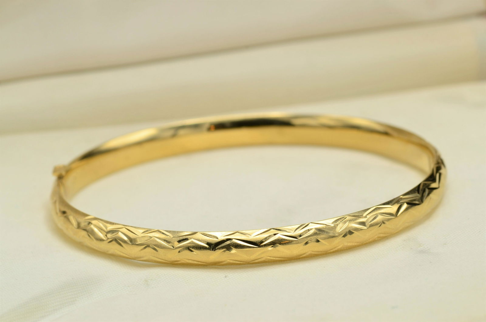 Colombian Gold Bangle Bracelet (1 of 3)