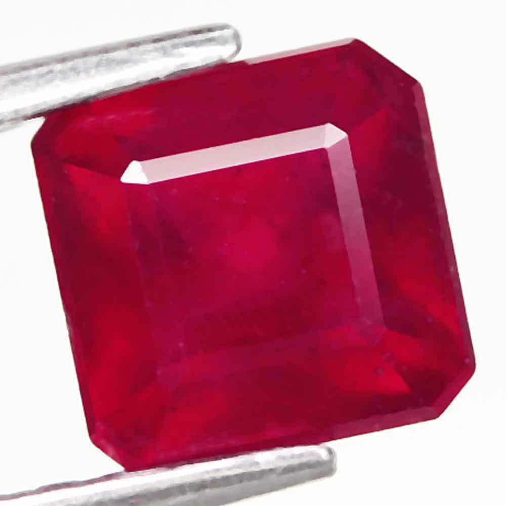 5,47 cts Natural Big Scissor Cut Blood Red Ruby (1 of 3)