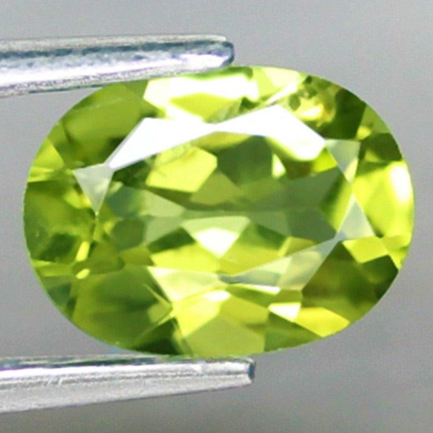 Natural Luminous Green Peridot Untreated: Title: Natural Luminous Green Peridot Untreated Gemstones: Peridot Carat Weights: 1,30 Size/Dimensions: 7,8 x 5,8 x 3,5 mm Additional Information: Transparency: Eye clean. Origin: Thailand. Natural pe