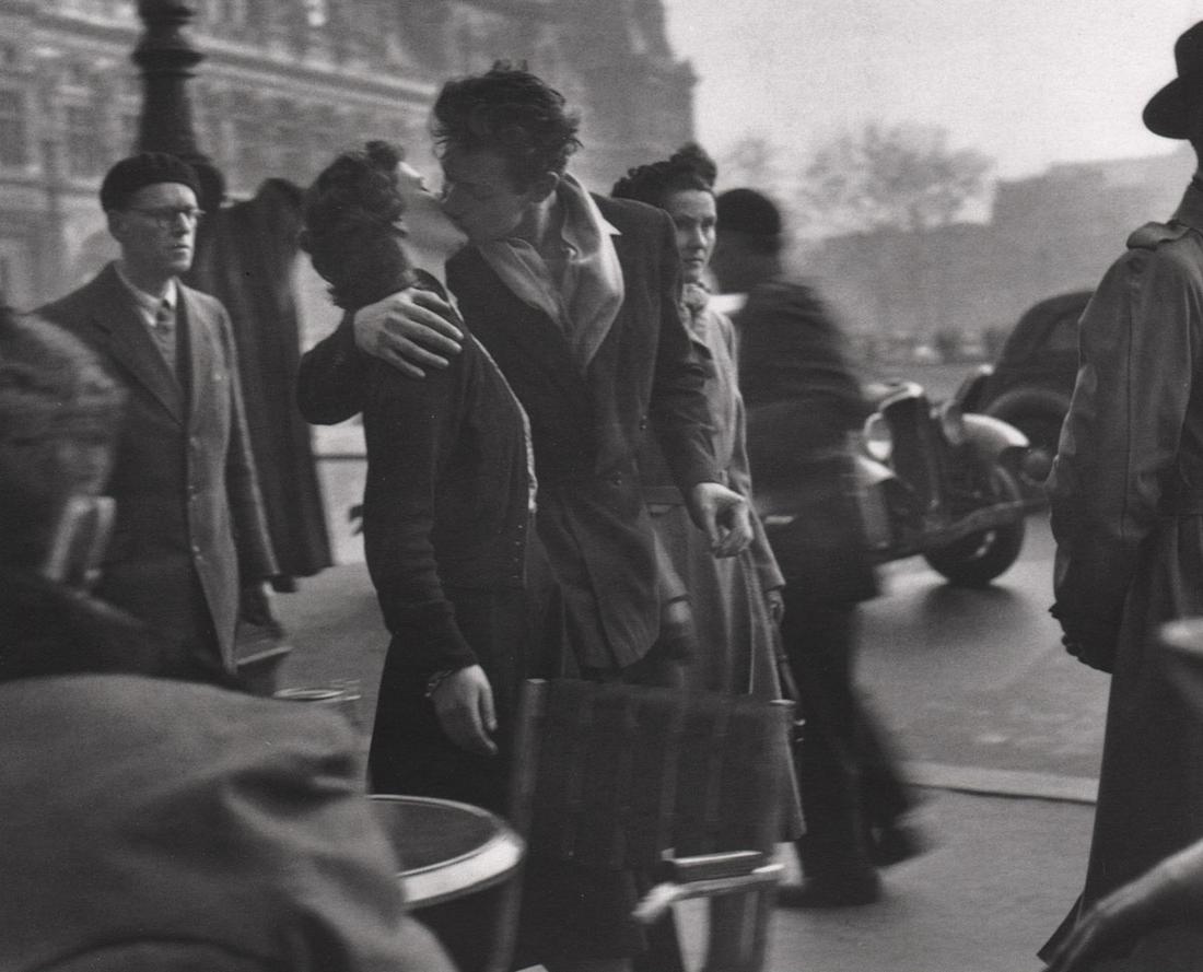 ROBERT DOISNEAU - Le Baiser de l'Hotel de Ville,1950 (1 of 1)