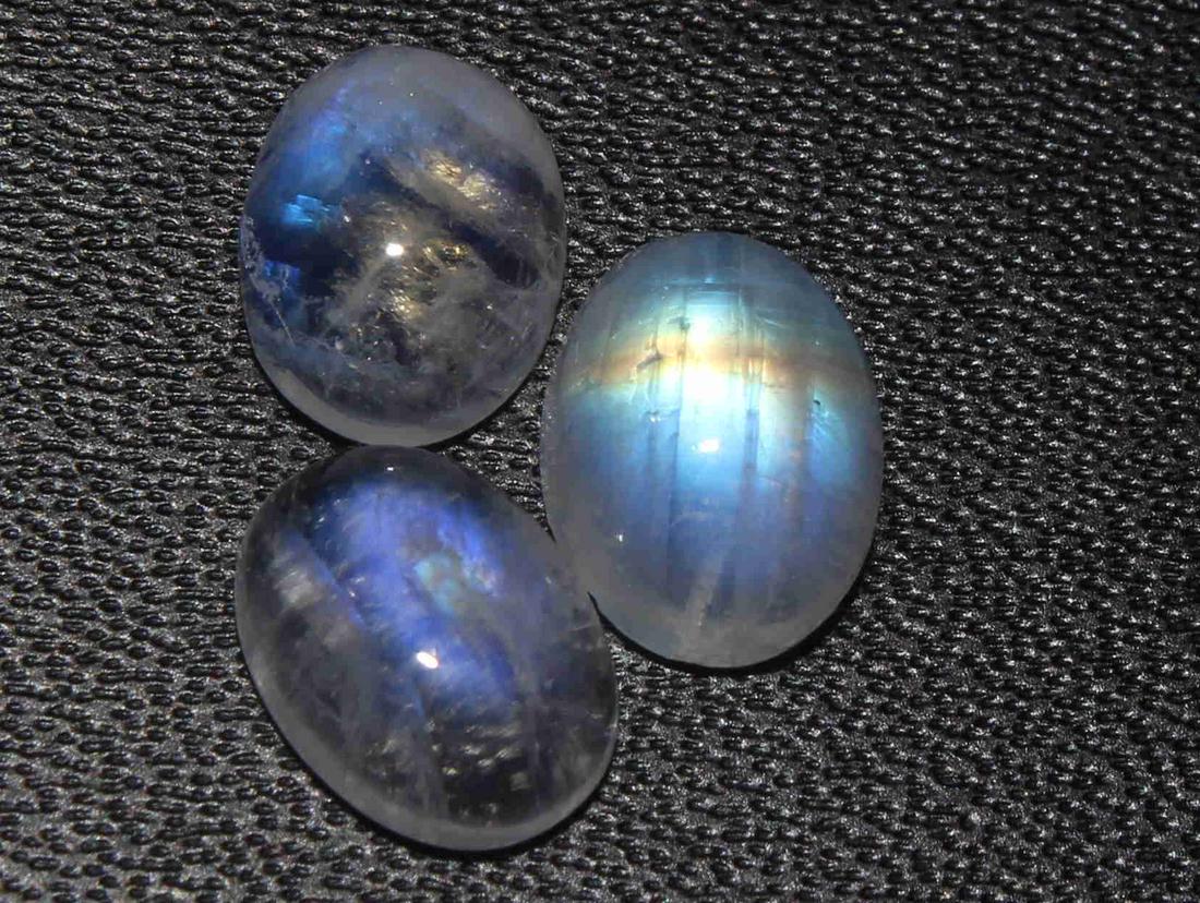 4.01 Cts Rainbow Moonstone Lot: No Reserve! Title: 4.01 Cts Rainbow Moonstone Lot Additional Information: Gemstone: Rainbow Moonstone Origin: Africa Weight: 4.01 Carats Measurements: 8x6 mm [calibrated] Number of stone : 3 Shape / C