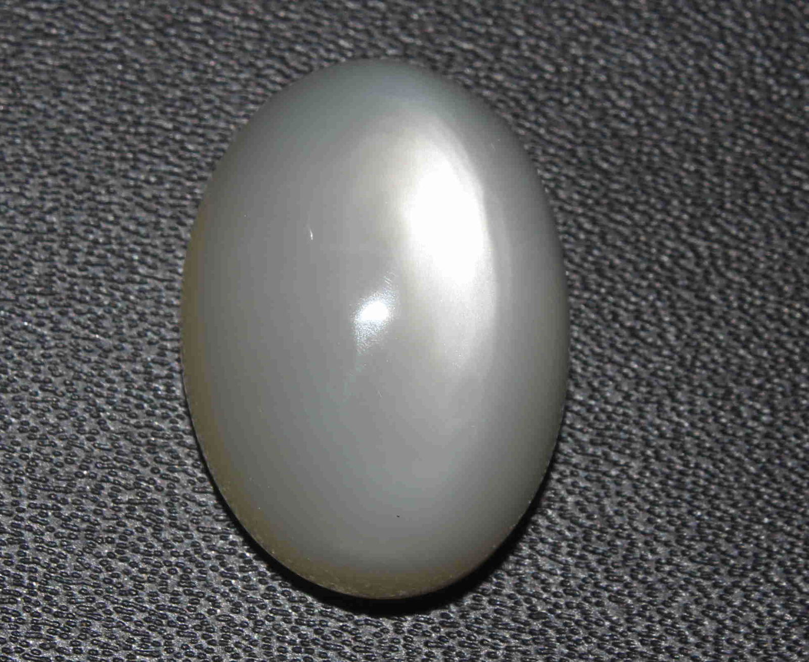 18.55 Cts Natural Moonstone: No Reserve! Title: 18.55 Cts Natural Moonstone Additional Information: Gemstone : Natural Moonstone Shape : Oval Cabochon Weight : 18.55 Carats Measurements : 19.3x13.8x9.5 mm Color : White Tran