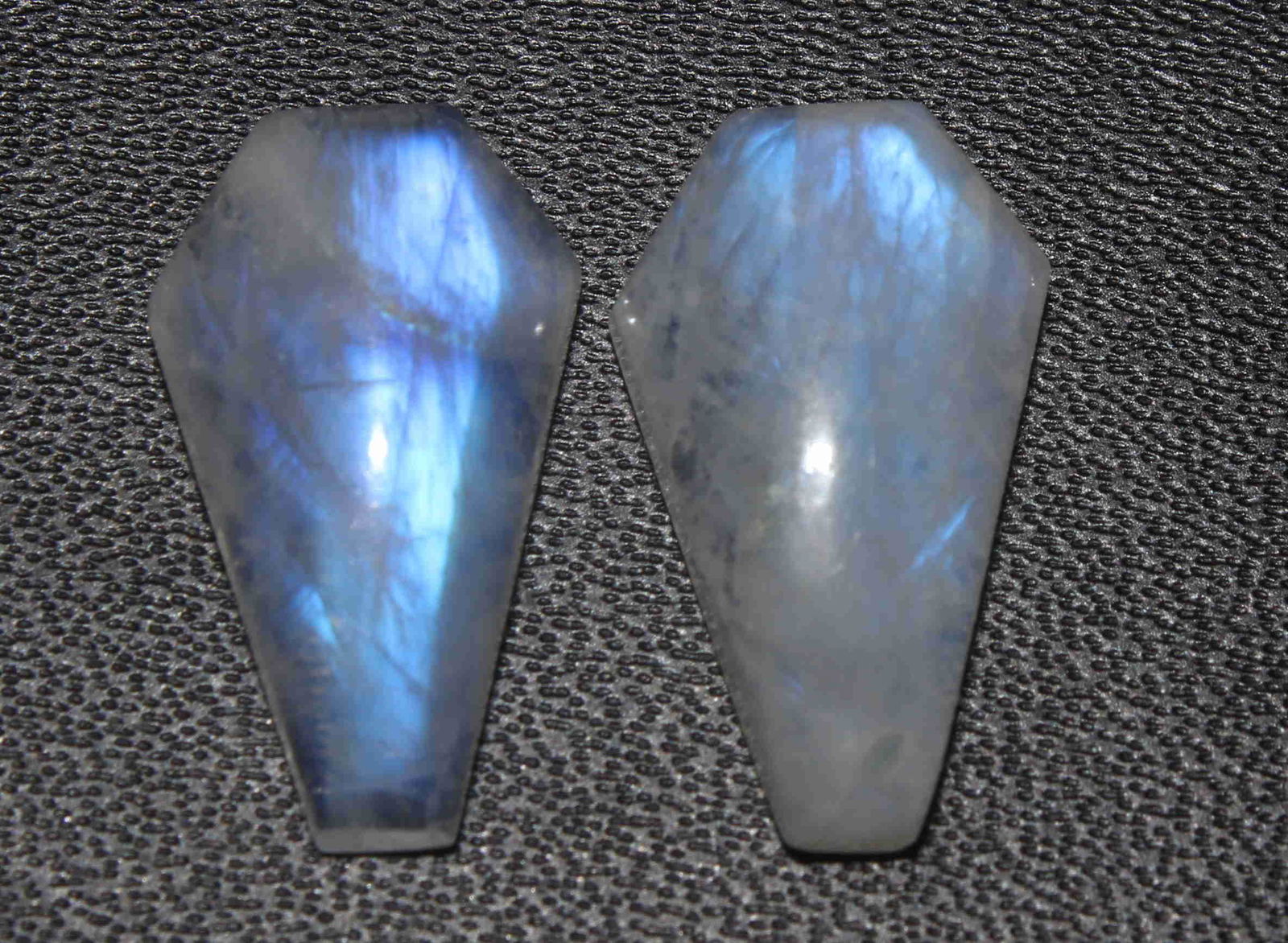 11.58 Cts Natural Rainbow Moonstone Lot: No Reserve! Title: 11.58 Cts Natural Rainbow Moonstone Lot Additional Information: Gemstone: Natural Rainbow Moonstone Origin: Africa Weight: 11.58 Carats Measurements: 17x10 mm [calibrated] Number of