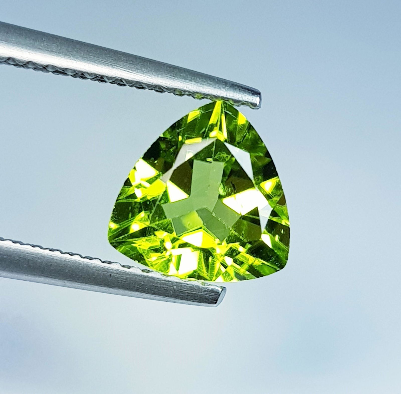 Natural Peridot Triangle Cut 1.85 ct (1 of 4)