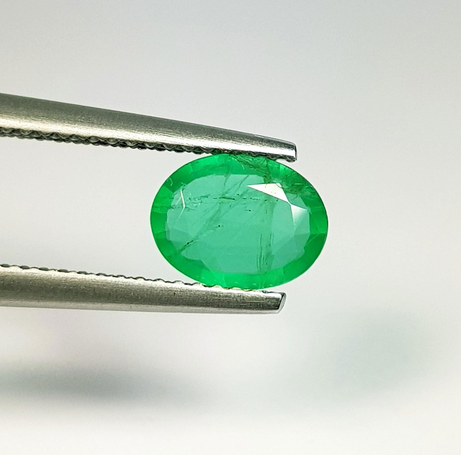 Natural Emerald Oval Cut 0.89 ct (1 of 4)