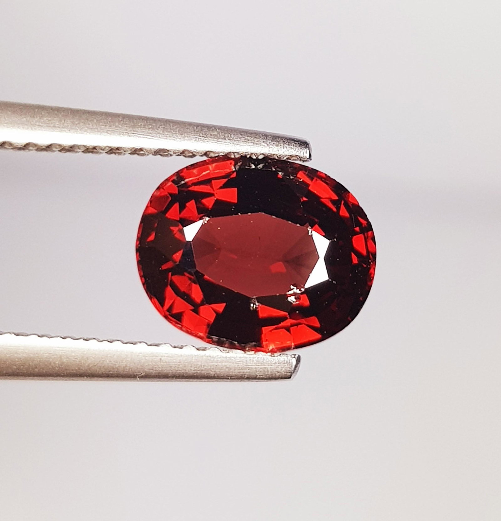 Natural Rhodolite Garnet Oval Cut 2.40 ct: No Reserve! Title: Natural Rhodolite Garnet Oval Cut 2.40 ct Color/Clarity: VVS - VS Carat Weight: 2.4 Size/Dimensions: 8.80 x 7.30 x 4.50 Additional Information: Oval - Burma Shipping: Domestic: Fla
