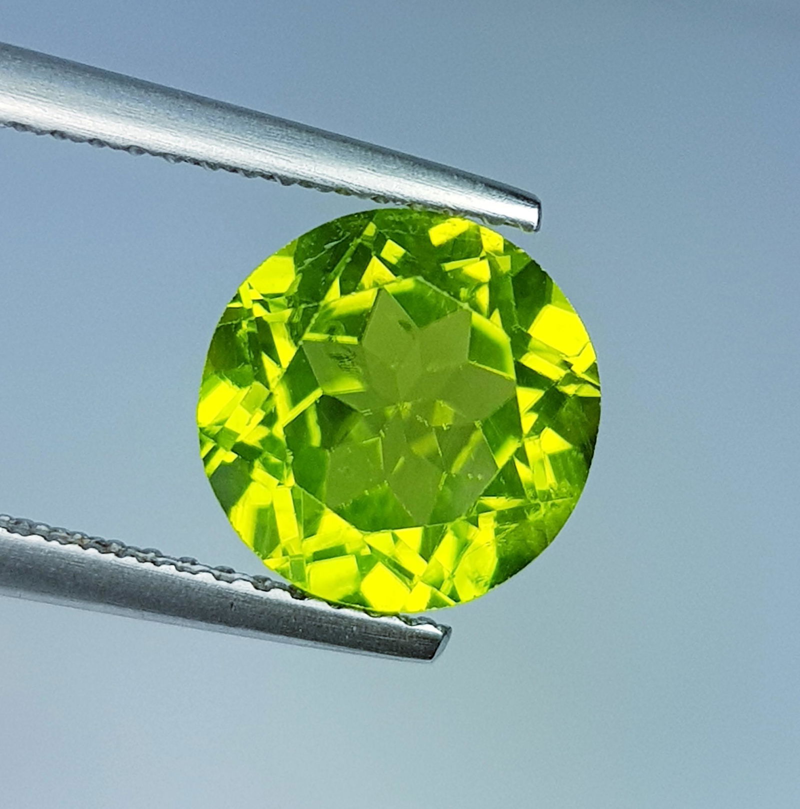Natural Peridot Round Cut 3.50 ct (1 of 4)