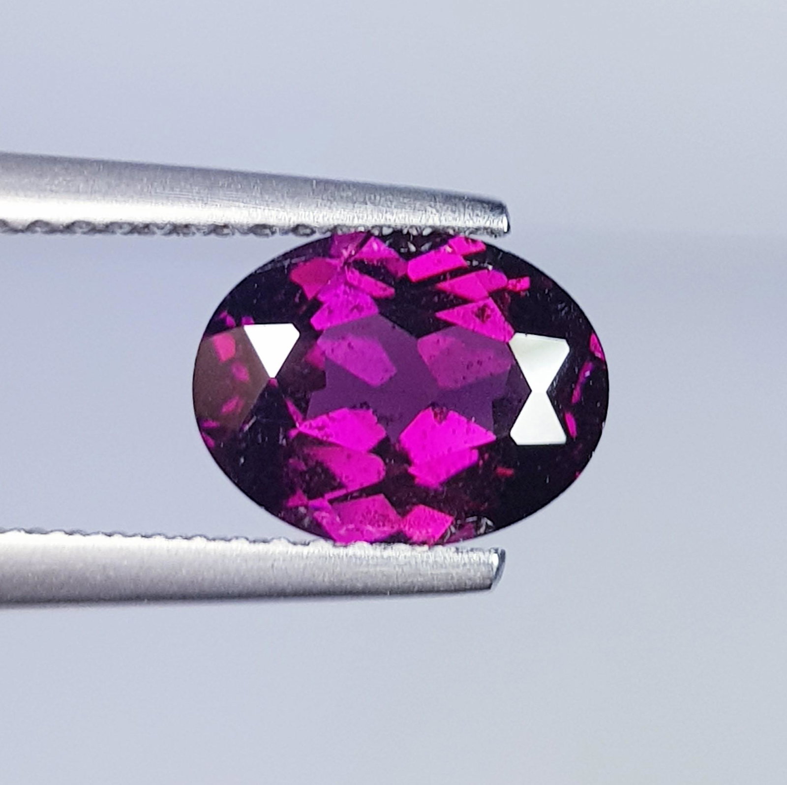Natural Rhodolite Garnet Oval Cut 2.36 ct: No Reserve! Title: Natural Rhodolite Garnet Oval Cut 2.36 ct Color/Clarity: VVS - VS Carat Weight: 2.36 Size/Dimensions: 9.00 x 6.90 x 4.30 Additional Information: Oval - Burma Shipping: Domestic: Fl