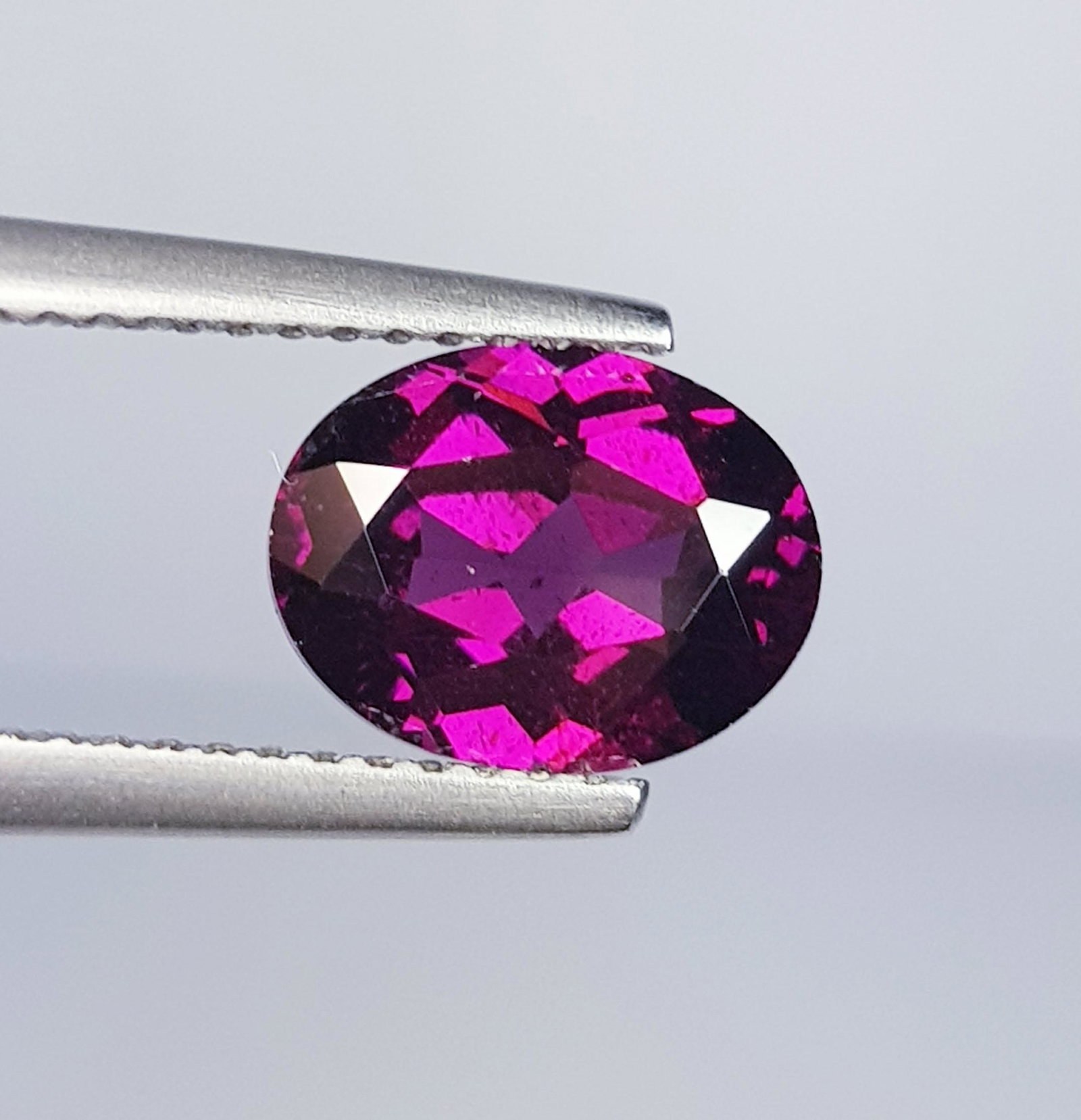 Natural Rhodolite Garnet Oval Cut 2.49 ct: No Reserve! Title: Natural Rhodolite Garnet Oval Cut 2.49 ct Color/Clarity: VVS - VS Carat Weight: 2.49 Size/Dimensions: 9.00 x 7.00 x 4.30 Additional Information: Oval - Burma Shipping: Domestic: Fl