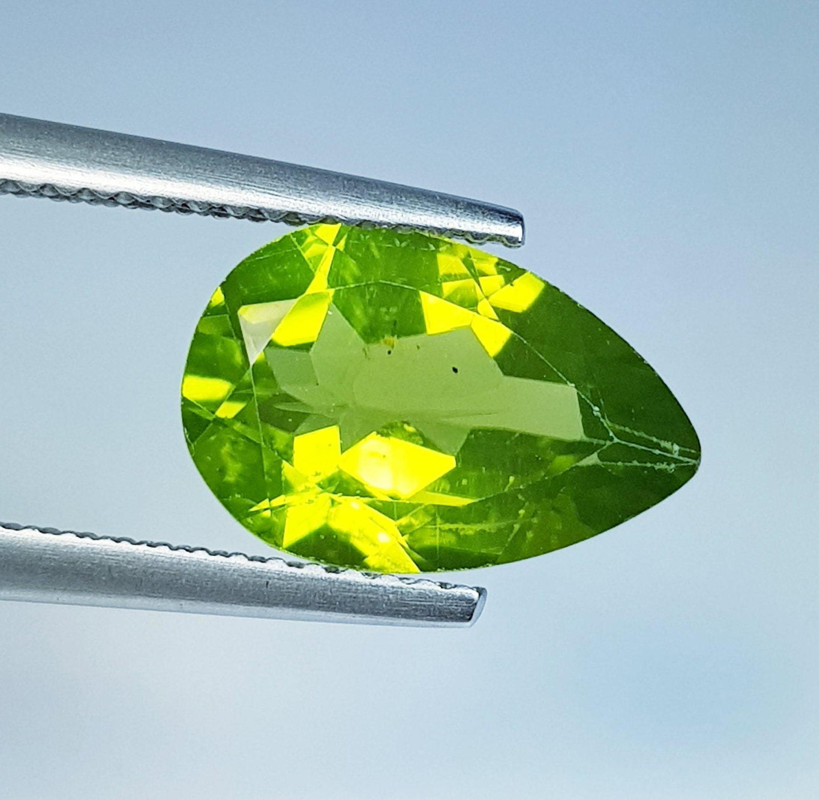 Natural Peridot Pear Cut 2.98 ct: No Reserve! Title: Natural Peridot Pear Cut 2.98 ct Color/Clarity: VVS Carat Weight: 2.98 Size/Dimensions: 12.00 x 8.00 x 4.70 Additional Information: Pear - Pakistan Shipping: Domestic: Flat-rate of