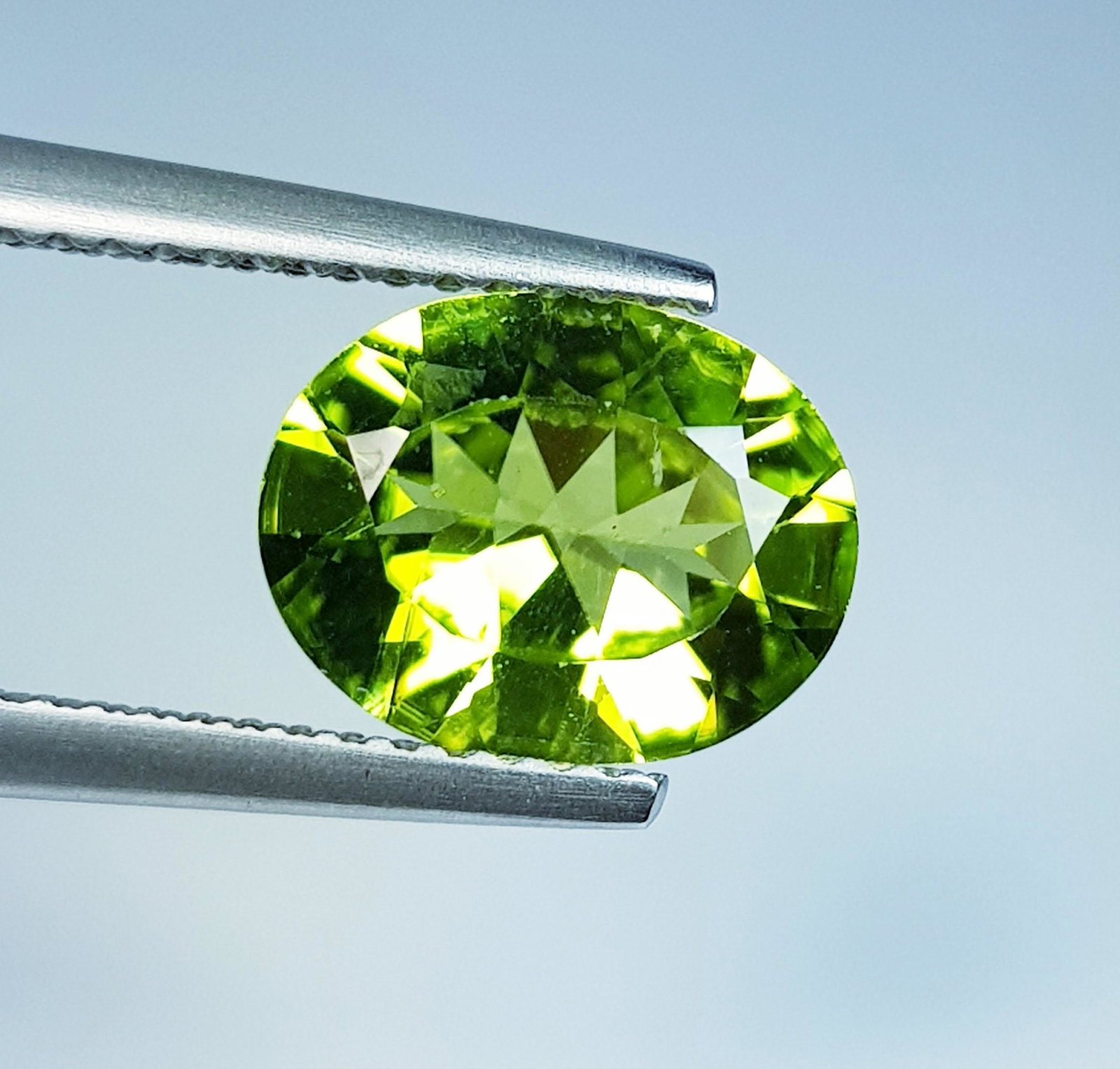 Natural Peridot Oval Cut 2.23 ct: No Reserve! Title: Natural Peridot Oval Cut 2.23 ct Color/Clarity: VVS Carat Weight: 2.23 Size/Dimensions: 10.00 x 7.90 x 4.30 Additional Information: Oval - Pakistan Shipping: Domestic: Flat-rate of