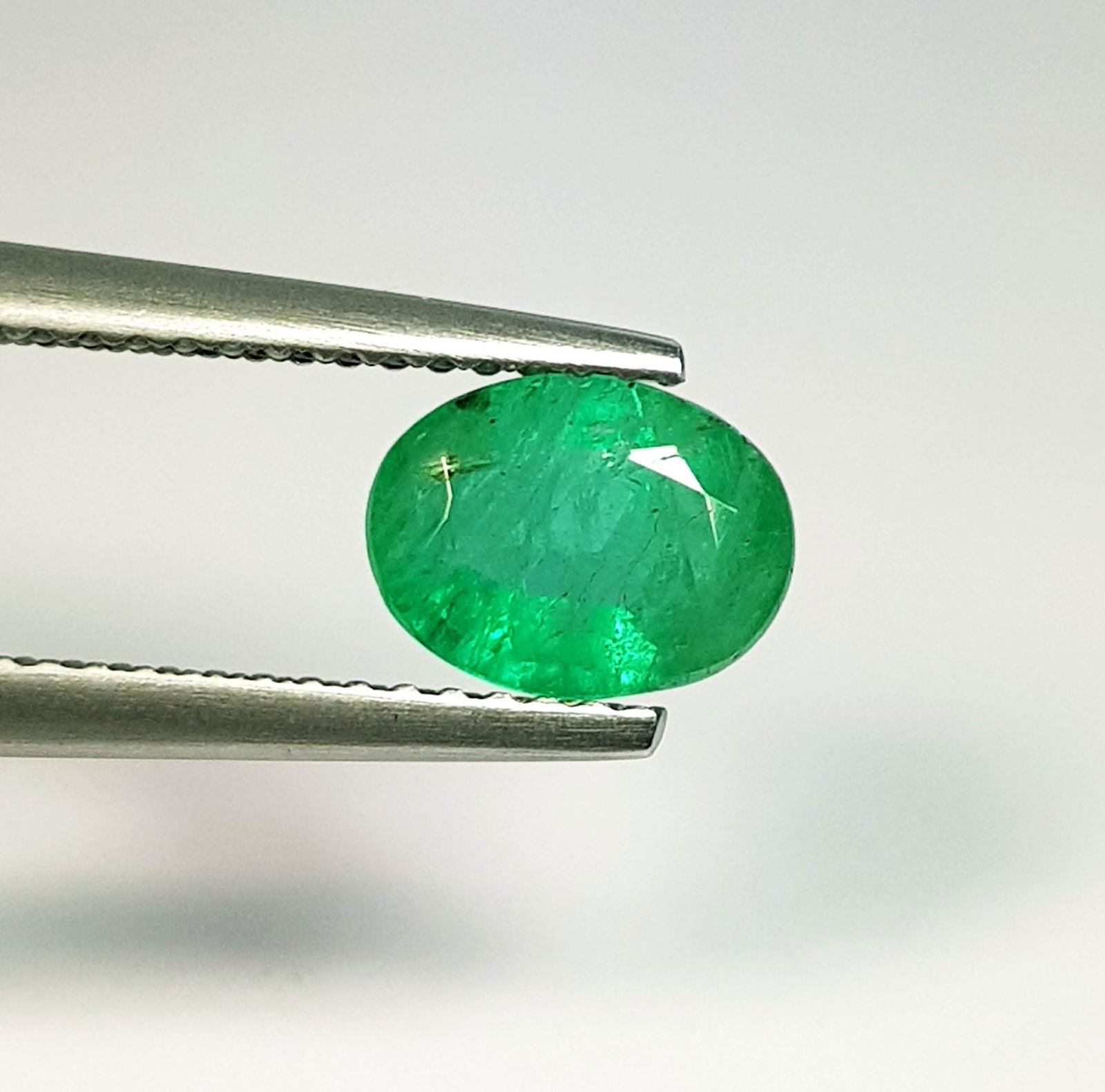 Natural Emerald Oval Cut 1.10 ct (1 of 4)