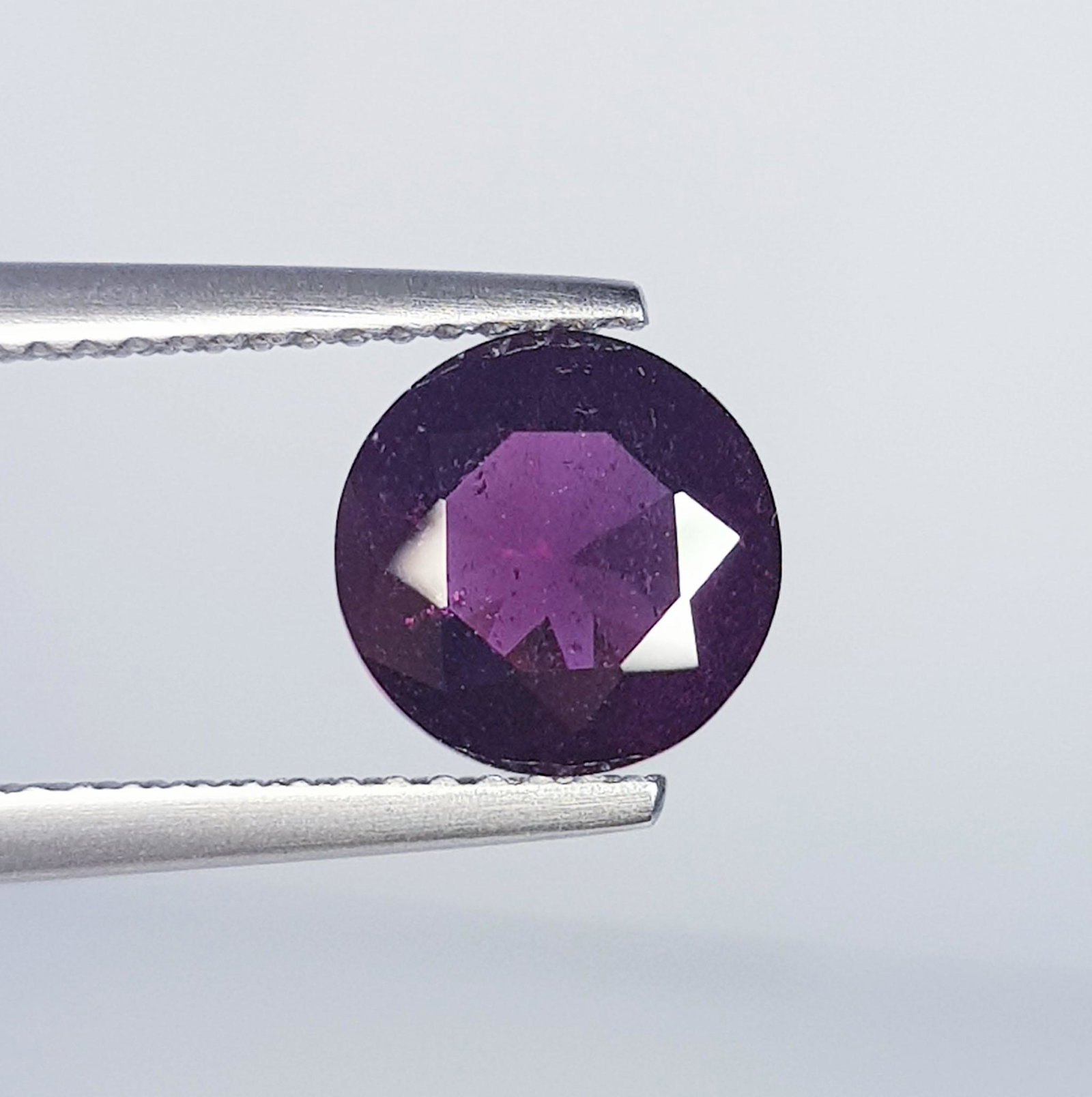 Natural Rhodolite Garnet Round Cut 2.16 ct: No Reserve! Title: Natural Rhodolite Garnet Round Cut 2.16 ct Color/Clarity: VVS - VS Carat Weight: 2.16 Size/Dimensions: 8.00 x 8.00 x 4.00 Additional Information: Round - Burma Shipping: Domestic: