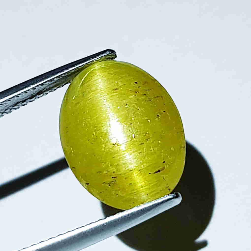 Natural Apatite cat's Eye 10.82 ct: No Reserve! Title: Natural Apatite cat's Eye 10.82 ct Color/Clarity: Opaque Gemstones: Loosegemstone Carat Weights: 10.82 Size/Dimensions: 14.80 x 11.40 x 7.80 Additional Information: Oval - Srilanka 