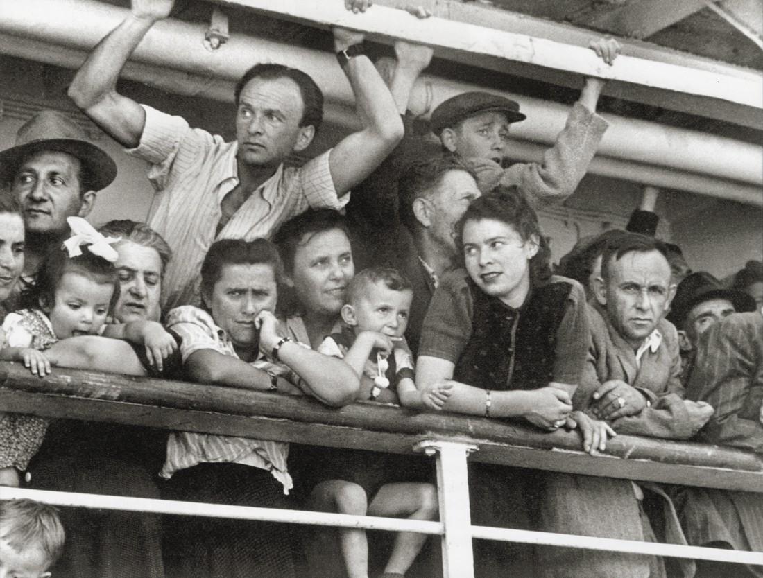 ROBERT CAPA - Arrival of Thousands of Immigrants, 1949 (1 of 1)