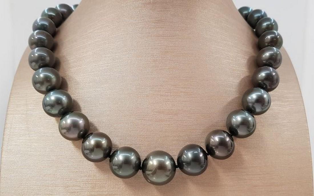 12.2x15.5mm Large Bright Tahitian pearls - Necklace: Title: 12.2x15.5mm Large Bright Tahitian pearls - Necklace Description: An unique Tahitian pearl necklace, made with near round pearls that will shimmer with beautiful peacock overtones, and completed