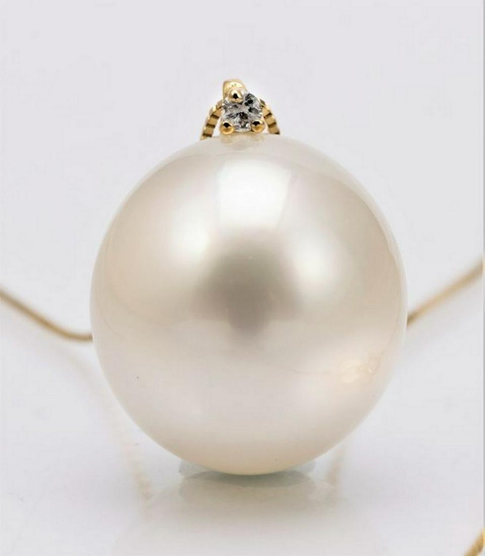 14 kt. Yellow Gold - 12x13mm Lustrous Australian South: Title: 14 kt. Yellow Gold - 12x13mm Lustrous Australian South Sea Pearl Drop - Necklace with pendant - 0.02 ct Description: Produced in the warm oceans of Australia, this pearl has been selected for i