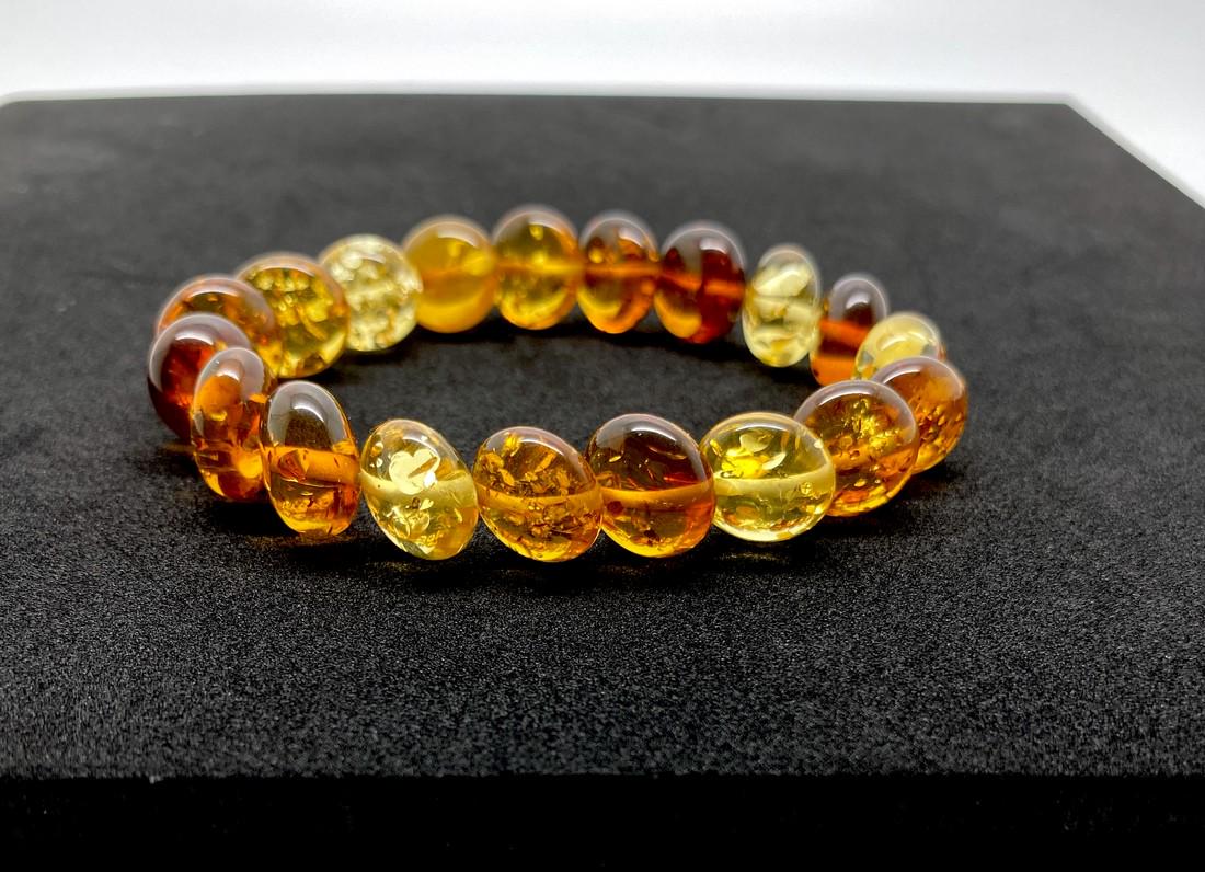 Staggering Amber Bracelet made from Oval shaped Amber: Title: Staggering Amber Bracelet made from Oval shaped Amber beads Metal: None Gemstones: Amber Weight: 12.8 g Size: Bead size: 12.75 mm Bead size: 0.502 inches Made of: Reconstituted Amber Additional