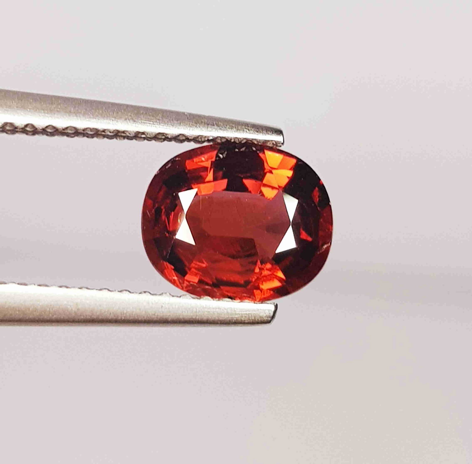 1.92 Ct Natural Rhodolite Garnet Oval Cut: No Reserve! Title: 1.92 Ct Natural Rhodolite Garnet Oval Cut Color/Clarity: VVS Gemstones: Loosegemstone Carat Weights: 1.9 Size/Dimensions: 8.30 x 7.00 x 3.70 Additional Information: Oval / Burma Shi