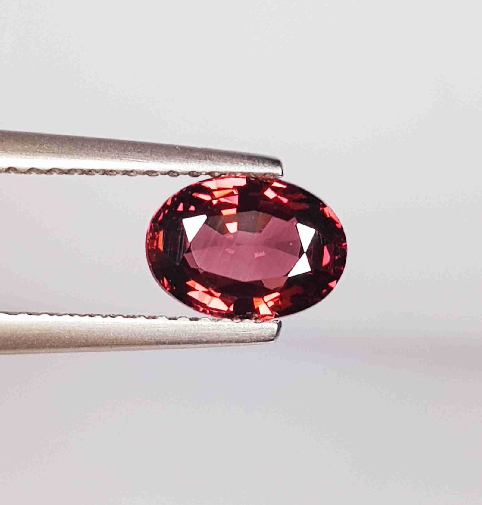 1.91 Ct Natural Rhodolite Garnet Oval Cut: No Reserve! Title: 1.91 Ct Natural Rhodolite Garnet Oval Cut Color/Clarity: VVS Gemstones: Loosegemstone Carat Weights: 1.91 Size/Dimensions: 8.20 x 6.00 x 4.30 Additional Information: Oval / Burma Sh