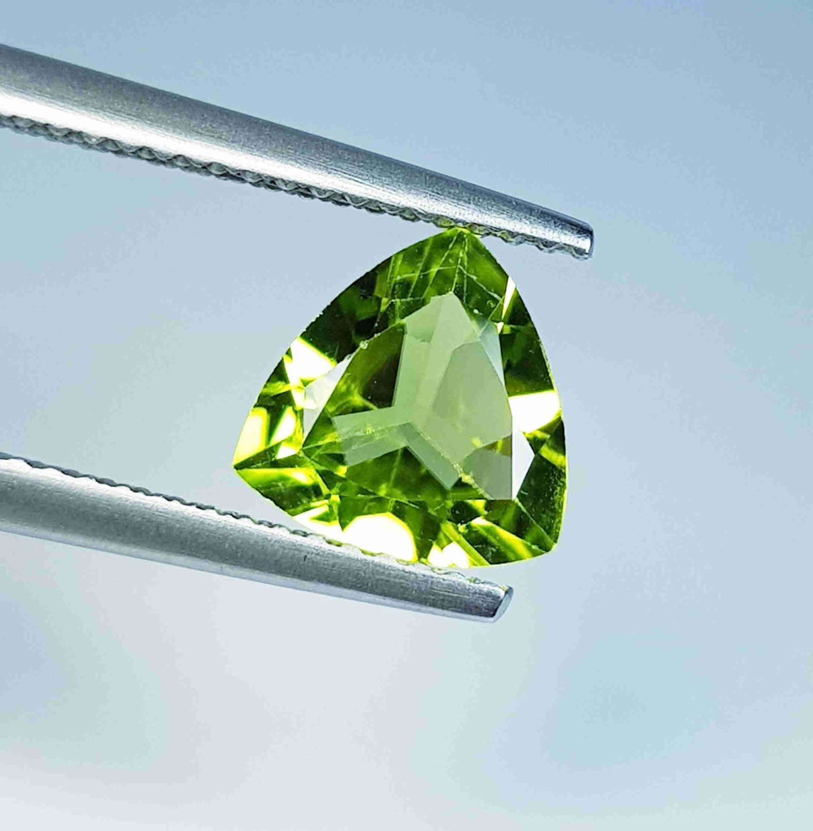 1.67 Ct Natural Peridot Triangle Cut: No Reserve! Title: 1.67 Ct Natural Peridot Triangle Cut Color/Clarity: VVS Gemstones: Loosegemstone Carat Weights: 1.67 Size/Dimensions: 8.00 x 8.00 x 4.00 Additional Information: Triangle / Pakistan 