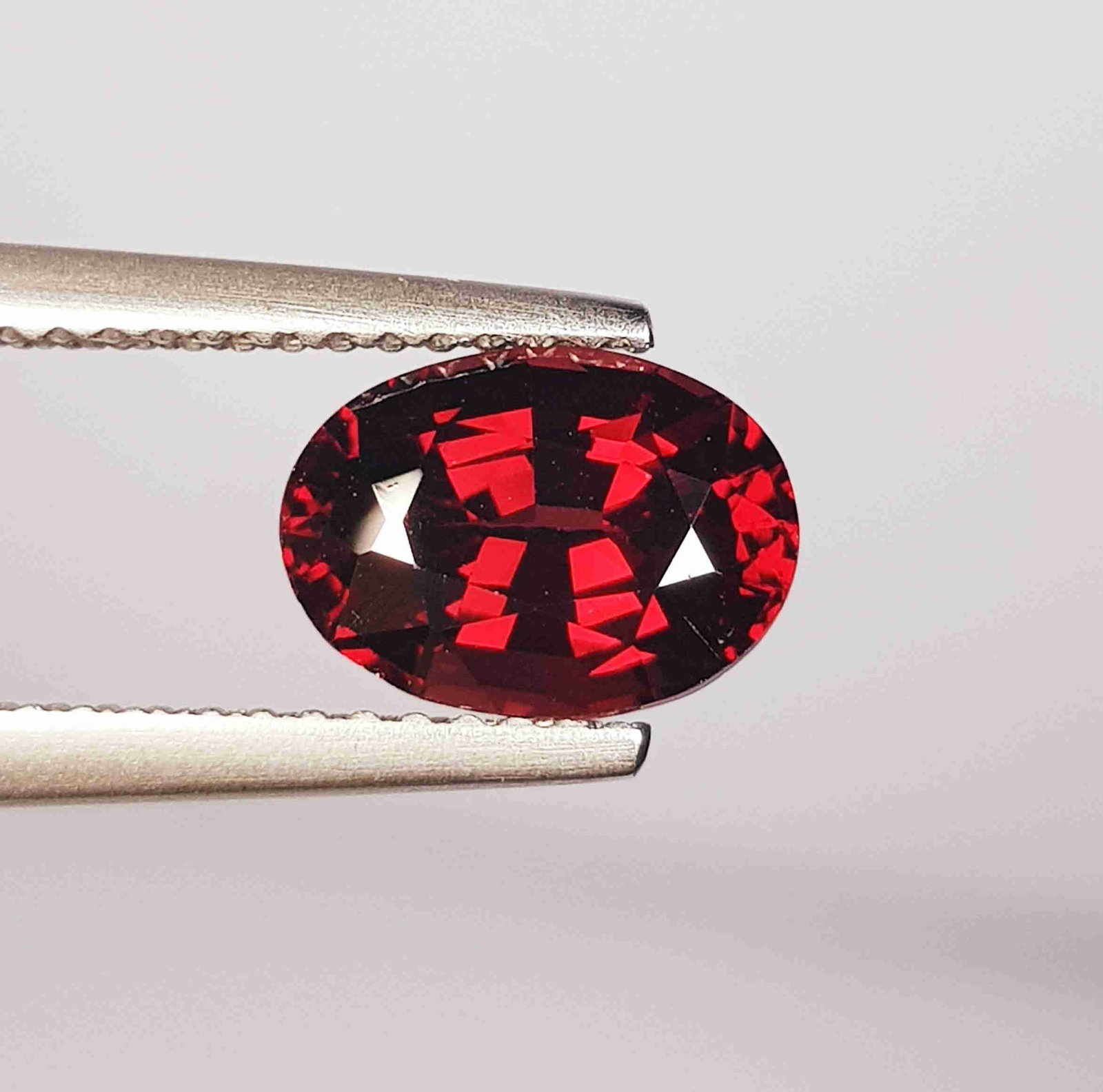 2.31 Ct Natural Rhodolite Garnet Oval Cut: No Reserve! Title: 2.31 Ct Natural Rhodolite Garnet Oval Cut Color/Clarity: VVS Gemstones: Loosegemstone Carat Weights: 2.31 Size/Dimensions: 8.90 x 6.50 x 5.00 Additional Information: Oval / Burma Sh