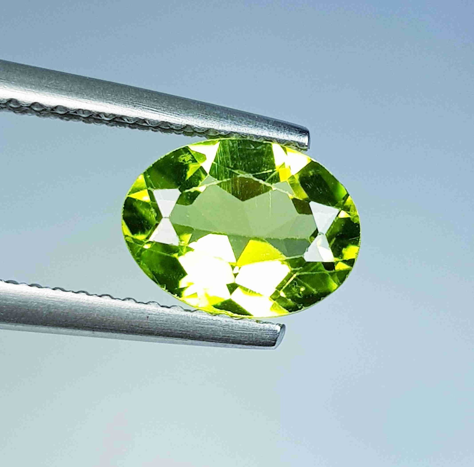 1.67 Ct Natural Peridot Oval Cut: No Reserve! Title: 1.67 Ct Natural Peridot Oval Cut Color/Clarity: VVS Gemstones: Loosegemstone Carat Weights: 1.67 Size/Dimensions: 8.80 x 6.60 x 3.90 Additional Information: Oval / Pakistan Shipping
